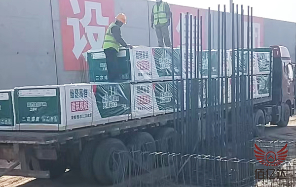 甘肅施工現(xiàn)場建筑木模板卸車圖